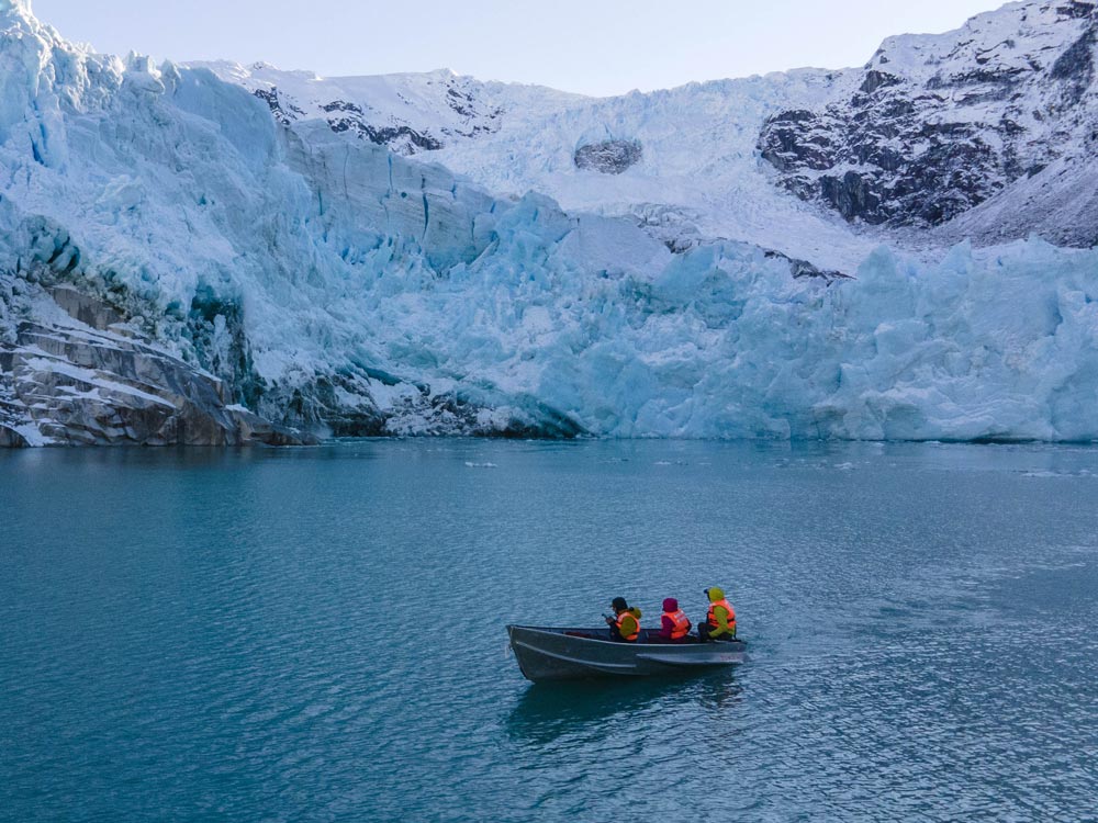 Glaciar y bote con hombres