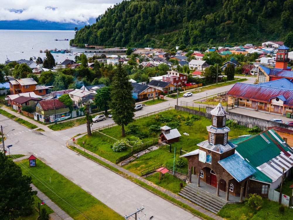 Puerto con caminos y construcciones Puerto Cisnes