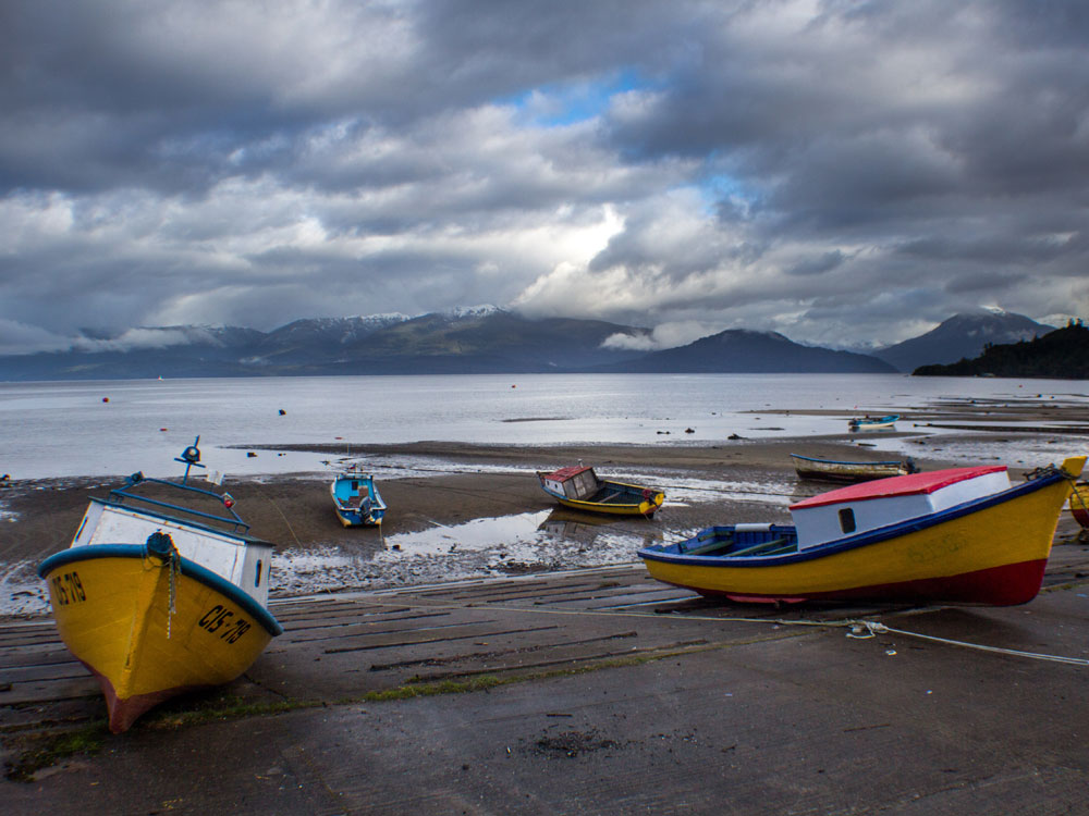 botes en la orilla y dia nublado